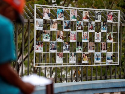 Un hombre observa unas fotografías en la exposición "Inmensurables " que forma parte del memorial de las víctimas de la covid-19 en Cuiabá, Mato Grosso, el 19 de junio de 2021.