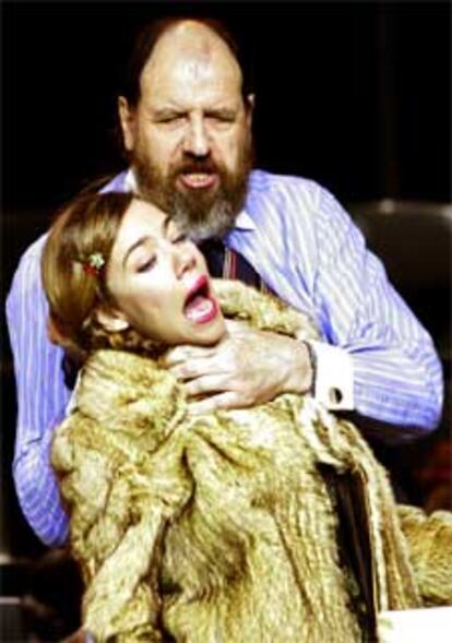 Los actores José María Pou y Anna Ycobalzeta en <i>El Rey Lear.</i>