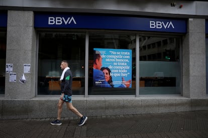Un hombre pasa por delante de una oficina del Sabadell. 