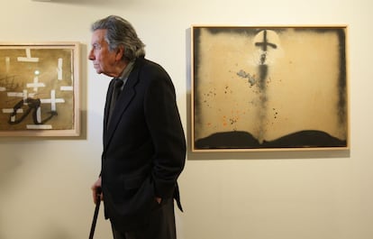 El pintor posa entre las obras 'Llibre y creu' (2007), a la derecha, y 'Lletra A' (también de 2007), en una de sus exposiciones en la galería Toni Tàpies de de Barcelona.