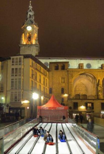 Tobogán de hielo instalado en Vitoria (País Vasco).