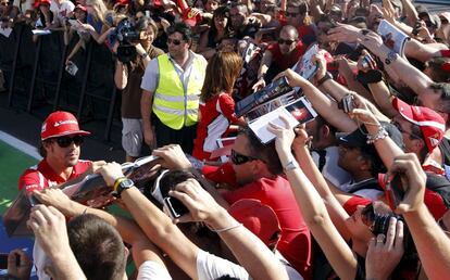 Los aficionados no dejaron pasar la oportunidad de obtener un autógrafo de Fernando Alonso en el circuito urbano de Valencia.