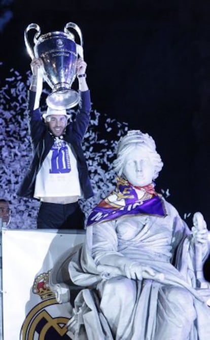 Sergio Ramos, con la Copa de Europa junto a la diosa de Cibeles