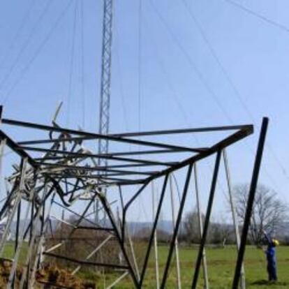 Un operario repara una torre de alta tensión, después de la nevada en Giorona