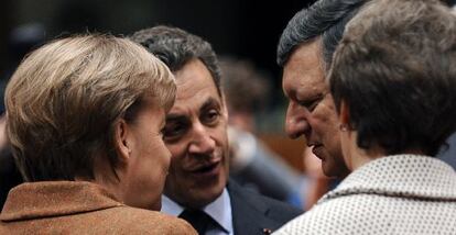 Angela Merkel, Nicolas Sarkozy y Jos&eacute; Manuel Barroso, en la cumbre.