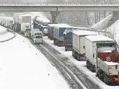 Camiones atrapados por la nieve en la autopista de peaje AP-1, salida Miranda de Ebro y en  el carril Vitoria a Burgos.