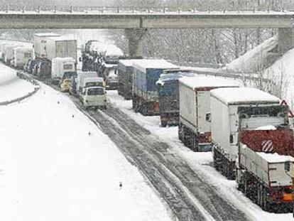 Camiones atrapados por la nieve en la autopista de peaje AP-1, salida Miranda de Ebro y en el carril Vitoria a Burgos.