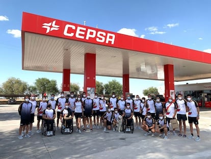 Cepsa ha facilitado el paso seguro de la expedición española de deportistas paralímpicos desde Sierra Nevada hasta el aeropuerto Adolfo Suarez Madrid-Barajas, con destino final Tokio, mediante la cesión, en exclusiva, de una de sus Estaciones de Servicio situada en Membrilla (Ciudad Real).
Tras meses de preparación y confinamiento, la expedición salió este miércoles desde Sierra Nevada, donde se encontraba realizando cuarentena preventiva para llegar en las mejores condiciones de salud a la competición internacional y consolidar, con esta estrategia, la posición de España en el medallero internacional a partir del próximo 24 de agosto.
Con el objetivo de que los deportistas no rompieran su grupo burbuja de las últimas semanas, Cepsa ha desalojado sus instalaciones para que estos repostaran y utilizaran los aseos.