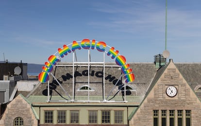 'Our Magic Hour', instalación de Ugo Rondinone, en la fachada del nuevo museo PoMo, en Trondheim (Noruega).