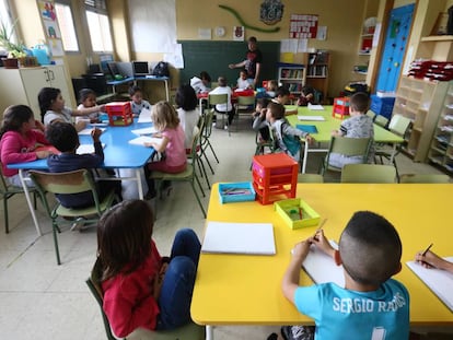 Una clase a alumnos en un colegio público de Madrid.