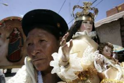 La imponente imagen, que en Oruro se venera como la Virgen del Socavón, se elevará sobre el cerro Santa Bárbara y su cima alcanzará la altura de 3.845 metros sobre el nivel del mar. En la imagen, una mujer boliviana devota de la virgen del Socavon. EFE/Archivo