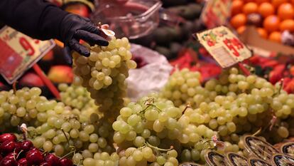 Uvas para Nochevieja, en el puesto de frutas Mari Carmen del Mercado de la Paz, en Madrid.