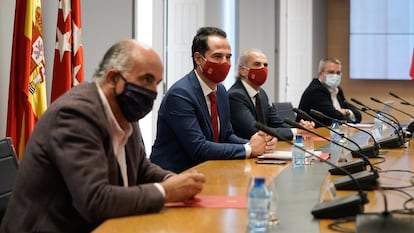 The Covid-19 working group meets in the office of Madrid‘s deputy premier Ignacio Aguado (2nd l).