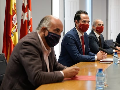 The Covid-19 working group meets in the office of Madrid‘s deputy premier Ignacio Aguado (2nd l).