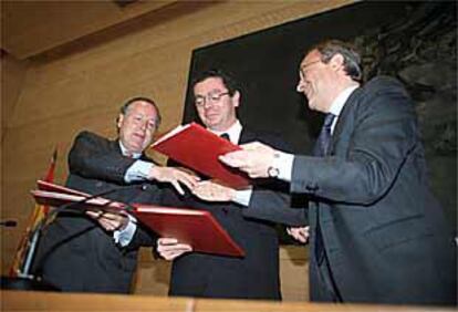De izquierda a derecha, Álvarez del Manzano, Ruiz-Gallardón y Florentino Pérez, ayer tras firmar el convenio.