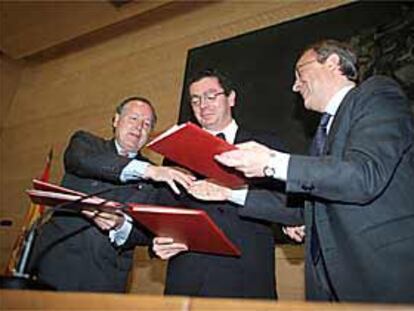 De izquierda a derecha, Álvarez del Manzano, Ruiz-Gallardón y Florentino Pérez, ayer tras firmar el convenio.