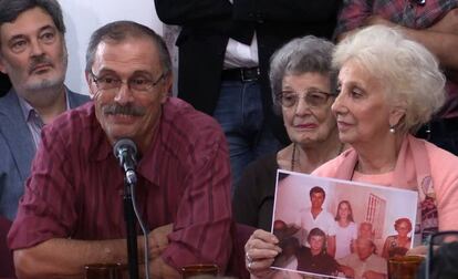 Carlos Alberto Solsona and Estela de Carlotto, the president of the Grandmothers of Plaza de Mayo, announcing the discovery of “granddaughter 129.”