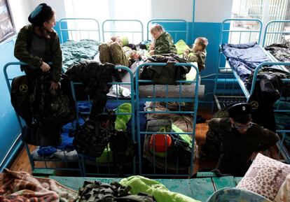 Estudiantes de la escuela militar General Yermolov descansan en sus cuartos durante su entrenamiento militar.