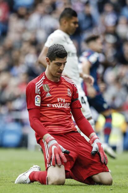 El portero del Real Madrid muestra su tristeza tras el segundo gol del Levante en el estadio Santiago Bernabéu.