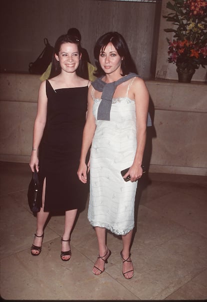 Si el final de los 90 se pudiera contar a través de dos 'looks' estos de las actrices Holly  Combs y Shannen Doherty servirían como referentes perfectos del minimalismo más elegante que imperaba en ese momento. 