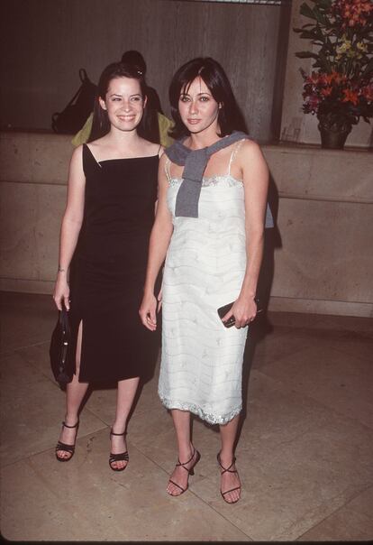 Si el final de los 90 se pudiera contar a través de dos 'looks' estos de las actrices Holly Combs y Shannen Doherty servirían como referentes perfectos del minimalismo más elegante que imperaba en ese momento.
