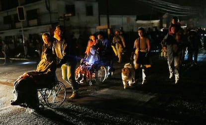 People are evacuated from their homes in Iquique, Chile on Wednesday's night following an aftershock.