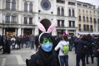 Una turista asiática protegida con una mascarilla en una calle de Venecia, el 23 de febrero.