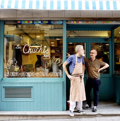 El cocinero Scott Preston (con barba blanca) y Fernando Lasala, dueños del restaurante Los Chuchis.