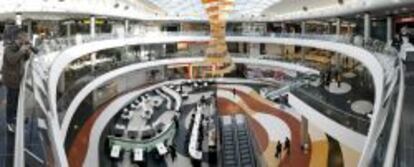 Interior del centro comercial Marineda City, en La Coru&ntilde;a. 