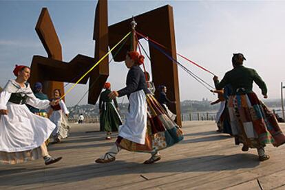 Un grupo de jóvenes baila ante la escultura <i>Construcción vacía </i>de Oteiza, en San Sebastián.