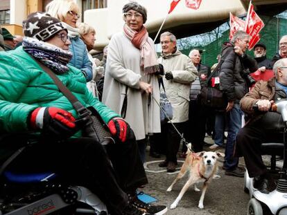 Varios centenares de jubilados se manifiestan en Zaragoza delante de la dirección provincial del Instituto Nacional de la Seguridad Social.