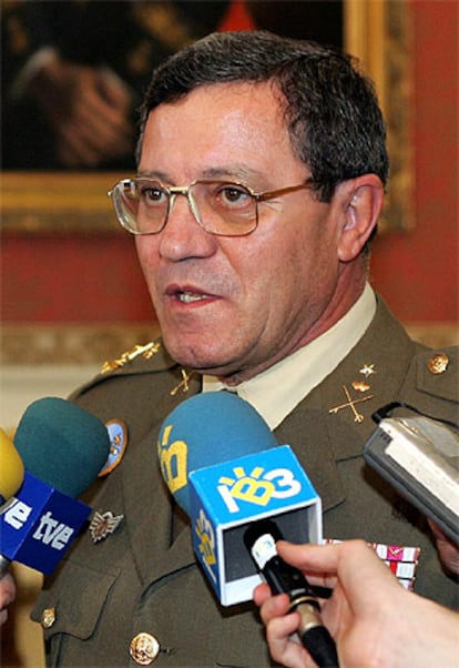 Foto de archivo, tomada el 4 de noviembre de 2005, del general jefe de la Fuerza Terrestre, José Mena Aguado.
