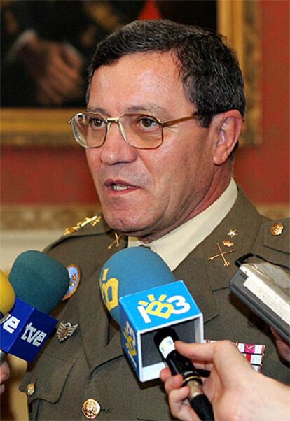 Foto de archivo, tomada el 4 de noviembre de 2005, del general jefe de la Fuerza Terrestre, José Mena Aguado.