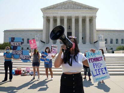 Manifestantes contrarios a la interrupción voluntaria del embarazo fuera del Tribunal Supremo de Estados Unidos, en Washington.