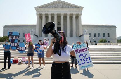 Manifestantes contrarios a la interrupción voluntaria del embarazo fuera del Tribunal Supremo de Estados Unidos, en Washington.