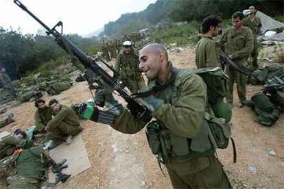 Un soldado israelí comprueba su armamento antes de iniciar la marcha hacia el interior de Líbano desde la frontera norte de Israel.
