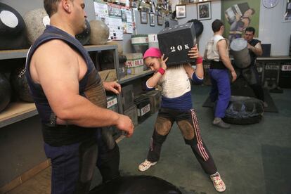 Padre e hija. Joseba y Udane Ostolaza realizan exhibiciones en los pueblos. La presencia de las mujeres es el principal reclamo en los espectáculos de deporte rural vascos que se organizan en las fiestas locales en el País Vasco.