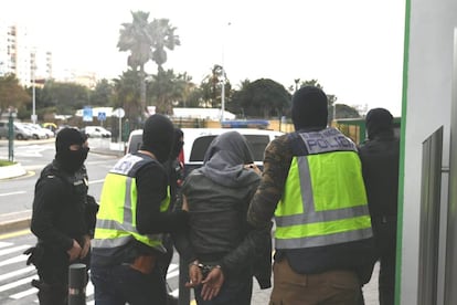 Farid M.A.L. al ser detenido por los agentes de la Comisaría General de Información de la Policía Nacional en Ceuta.