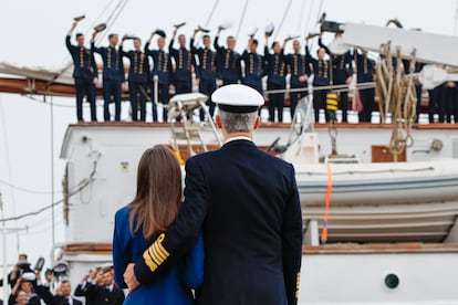 Los reyes Felipe y Letizia se despiden de la princesa Leonor que ha partido del buque escuela Juan Sebastián de Elcano, este sábado.