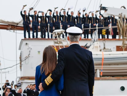 Los reyes Felipe y Letizia se despiden de la princesa Leonor que ha partido del buque escuela Juan Sebastián de Elcano, este sábado.