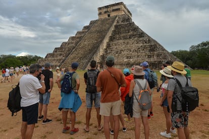 Un grupo de turistas frente a la pirámide de Chichén Itzá, en Yucatán (México).