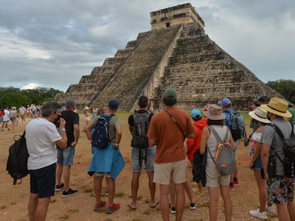 Un grupo de turistas frente a la pirámide de Chichén Itzá, en Yucatán (México).