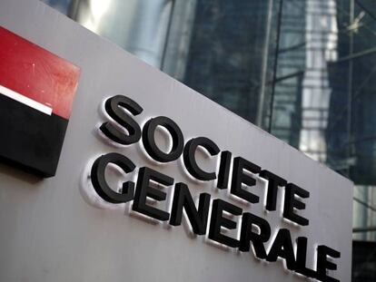 Logotipo de Société Générale en su sede en Paris. 