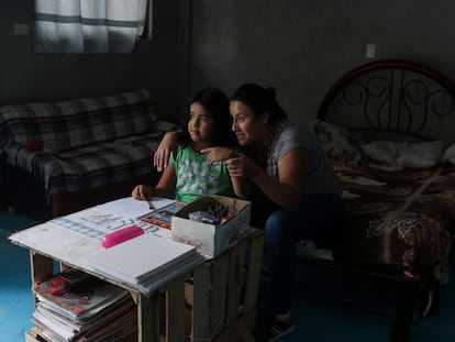 Una madre ayuda a su hija a seguir las clases virtuales en Chilcuautla (Hidalgo).