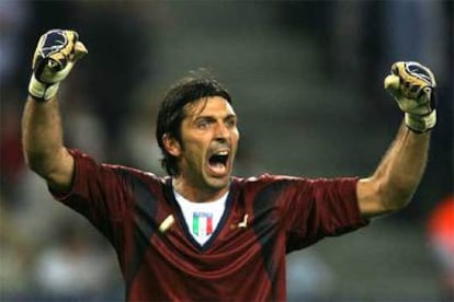 Gianluigi Buffon, portero de la selección italiana, celebra la clasificación de su equipo para las semifinales