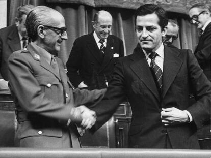 Noviembre de 1976. El Teniente General Gutierrez Mellado vicepresidente para Asuntos de la Defensa, felicita al presidente del Gobierno Adolfo Suárez, tras la aprobación de la Ley de Reforma Política en el Congreso