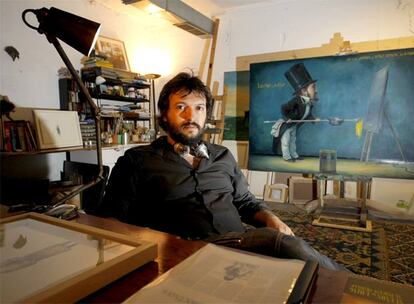 El artista Serzo, en el estudio-garaje que comparte con otros creadores en Madrid.