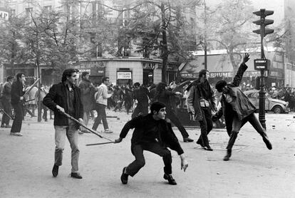 Manifestantes atacam policiais franceses com paus, barras e projéteis de aço em pleno bulevar Saint-Germain, em frente ao bar La Rhumerie (o do toldo), um de seus pontos de reunião.