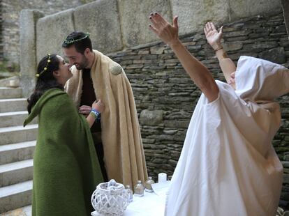 Durante el Arde Lucus son varios los ritos que se celebran, bautizos y bodas tanto romanos como celtas. En la imagen, una pareja se casa mediante el rito celta.
