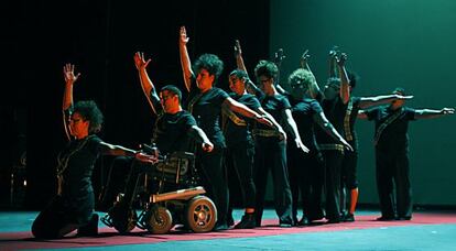 Actuación de un grupo de discapacitados en la Pasarela Alma en Valencia.